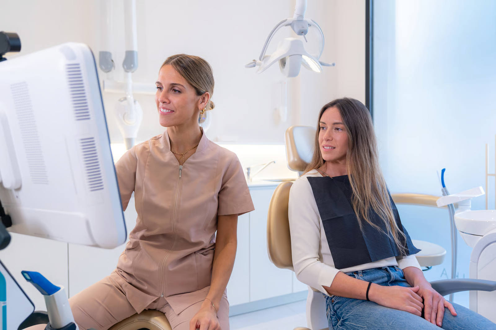 Dentista explicando el tratamiento a una paciente en Illescasdent